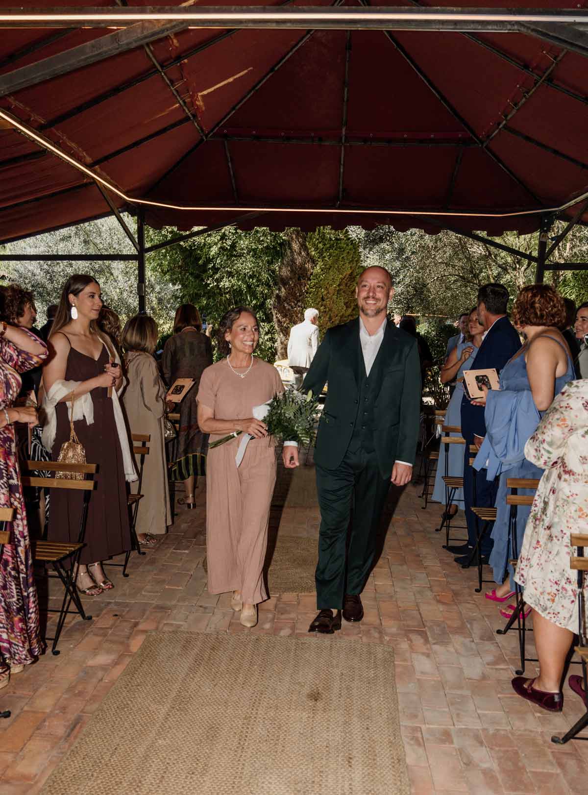 Fotógrafo bodas Bilbao novio junto a su madre