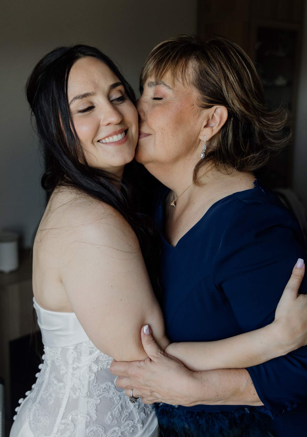 Fotógrafo bodas Bizkaia madre junto a la novia