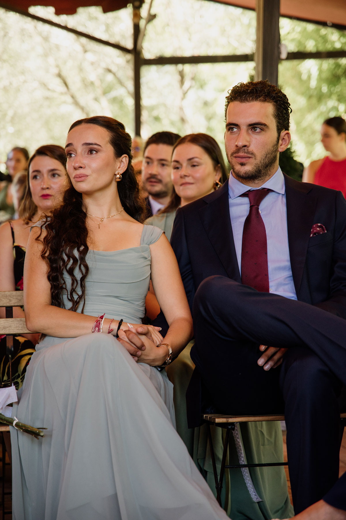 Invitados emocionados en una boda en Bilbao