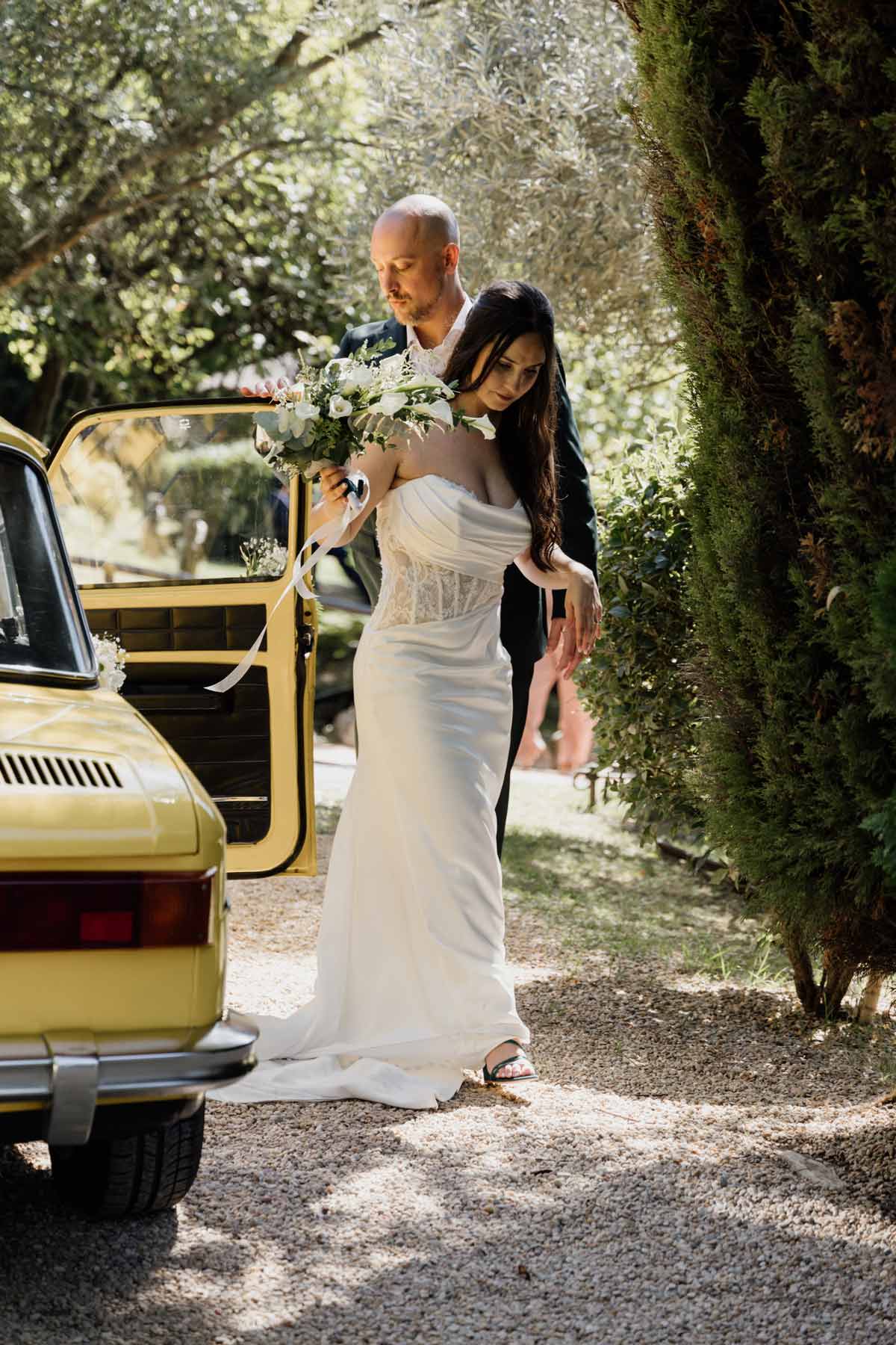 Novia saliendo coche boda Bilbao
