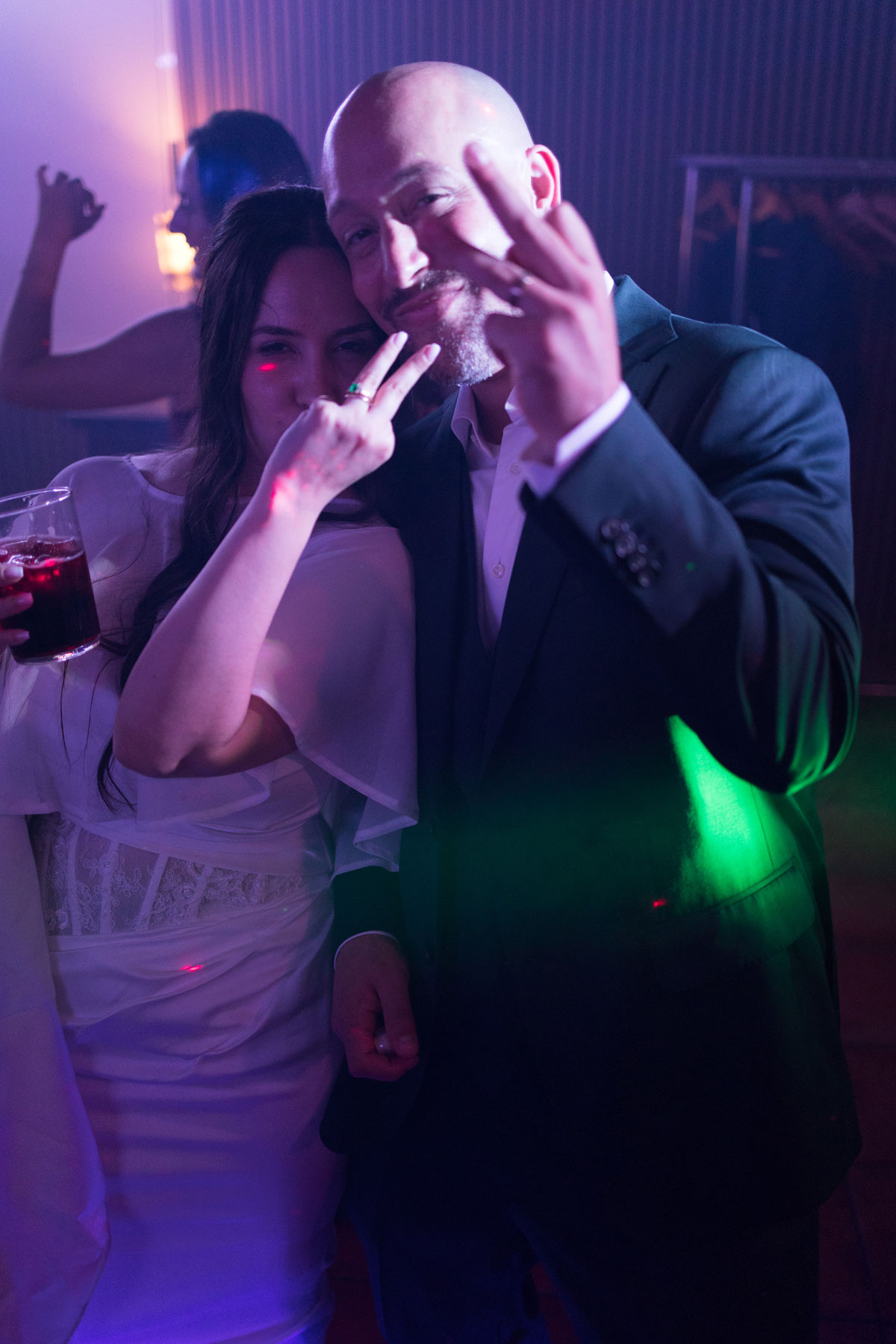 Novios mostrando sus anillos de compromiso