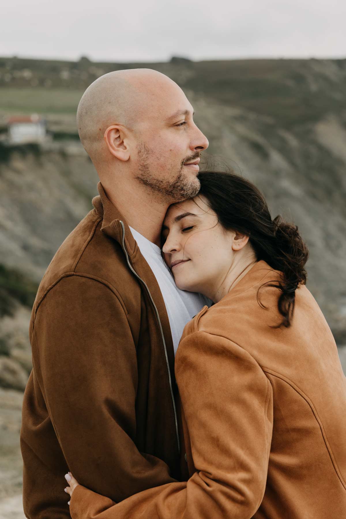 Preboda novios abrazados