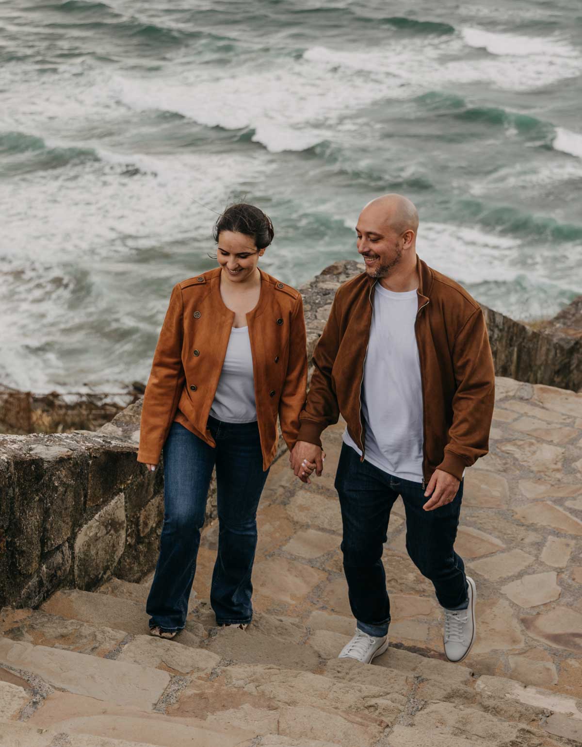 Preboda novios cogidos de la mano