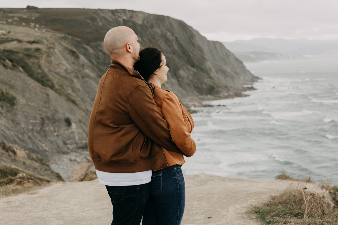 Preboda novios mirando al mar