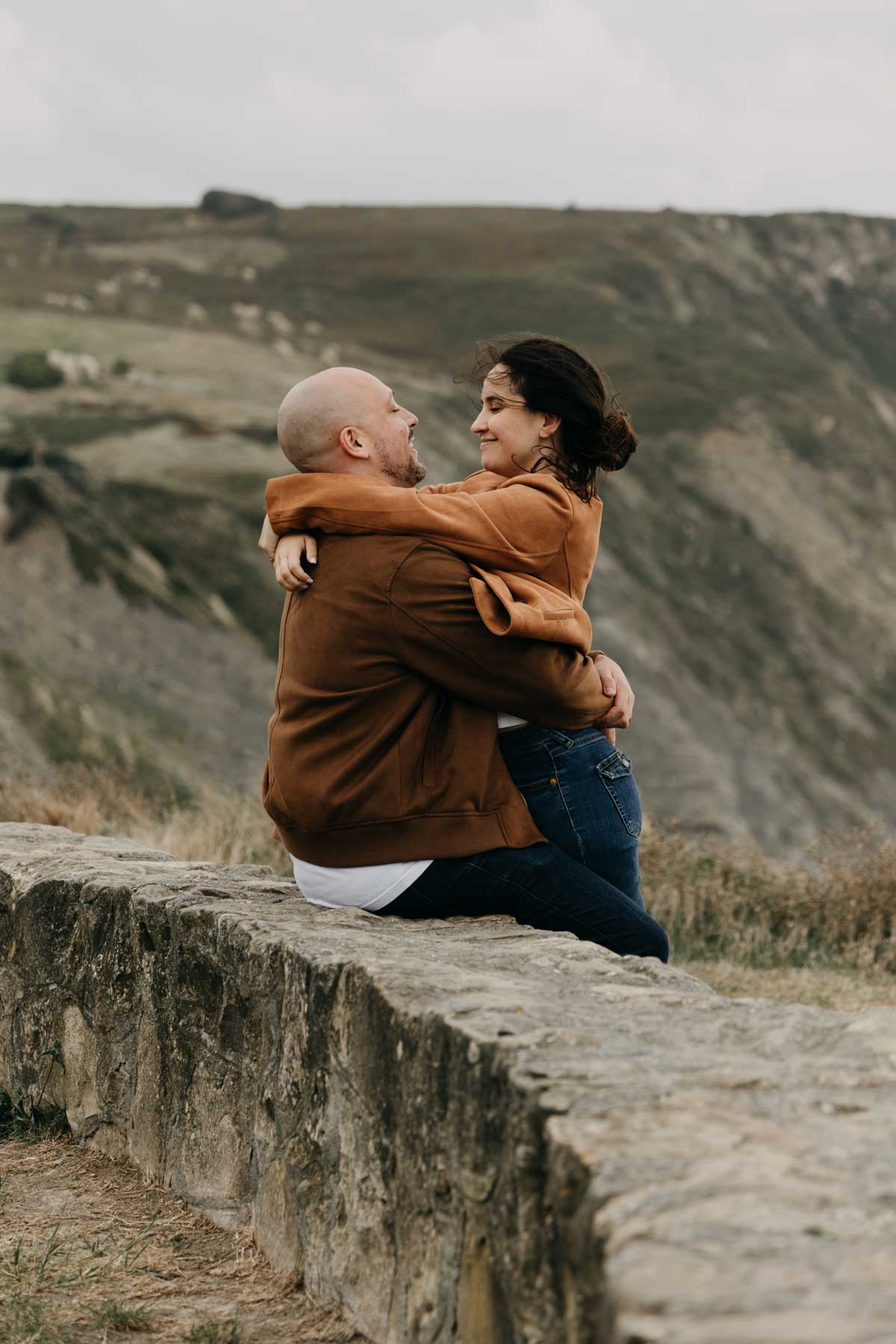 Preboda novios mirándose sonrientes