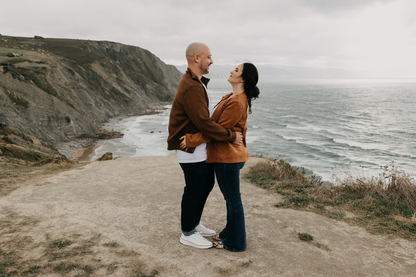 Preboda novios mirándose