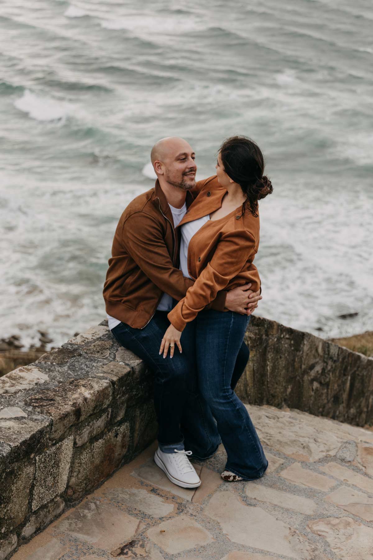 Preboda novios sentados junto al mar