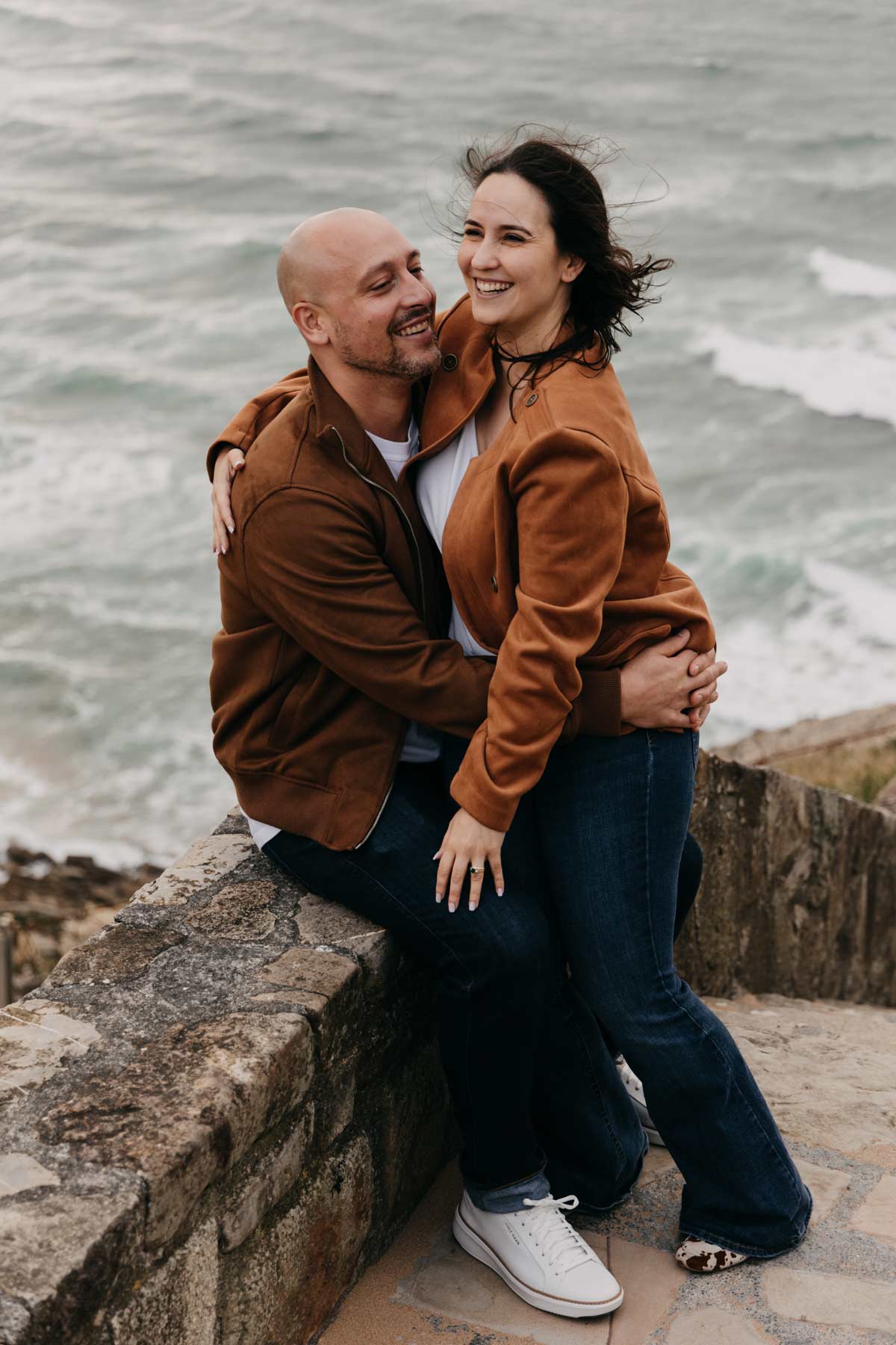 Preboda novios sonriendo junto al mar