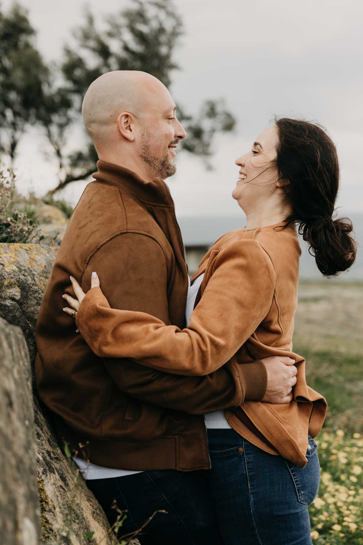 Preboda pareja de novios mirándose