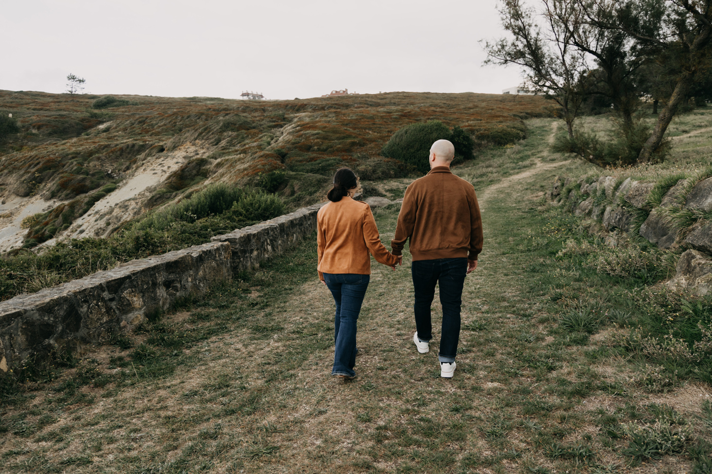 Sesión fotos preboda novios caminando